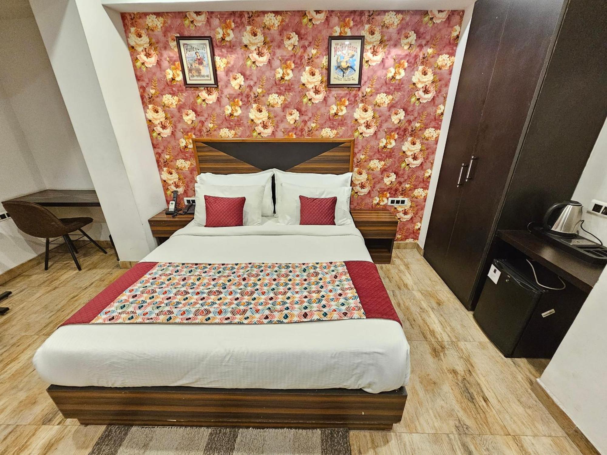 Hotel Linda Suites Near International Airport By La Casa Ню Делхи Екстериор снимка